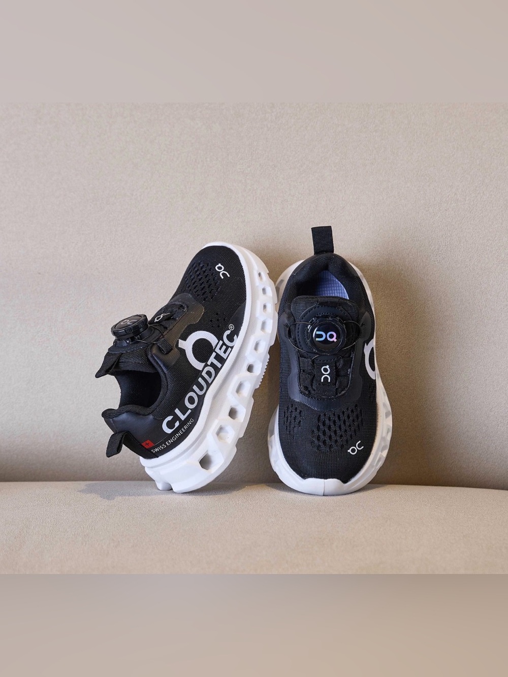 On Running Kids cloud X Black and White Cloud-inspired
Sneakers🙋🏻‍♀️🙋🏻(SIZE 9C) - Picture 4 of 4